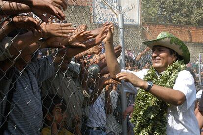 El presidente boliviano, Evo Morales, saluda a los campesinos cocaleros de Caranavi.