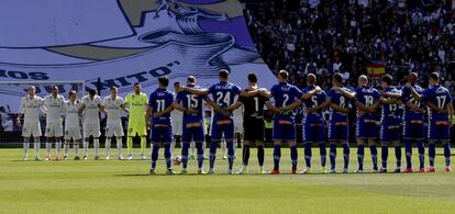 Los jugadores del Real Madrid y del Deportivo Alavés guardan un minuto de silencio por exjugador madridista Juan Gómez 'Juanito'.