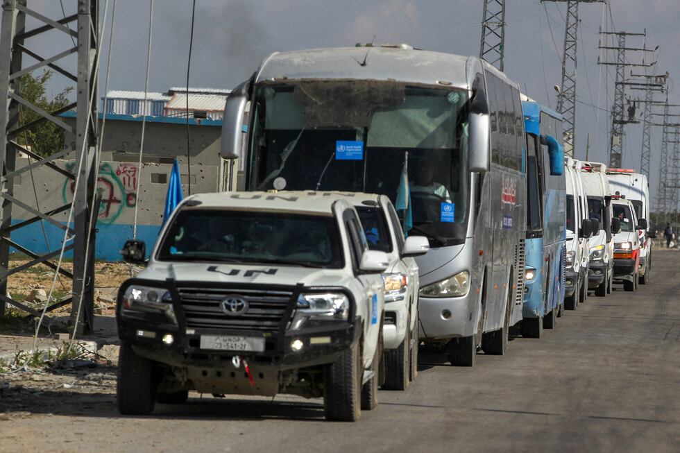 Un convoy en el que viajan pacientes para ser evacuados de la Franja, a la espera de cruzar el paso de Rafah, entre Gaza y Egipto, este sábado.