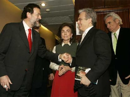 Mariano Rajoy saluda al juez Baltasar Garzón en presencia de Paloma Segrelles y Luis del Olmo.