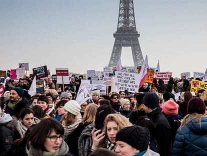 Marcha de las Mujeres del pasado 21 de enero, en los alrededores de la Torre Eiffel de París.