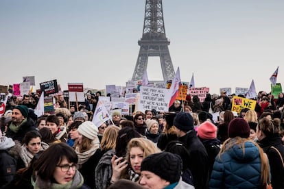 Marcha de las Mujeres del pasado 21 de enero, en los alrededores de la Torre Eiffel de París.