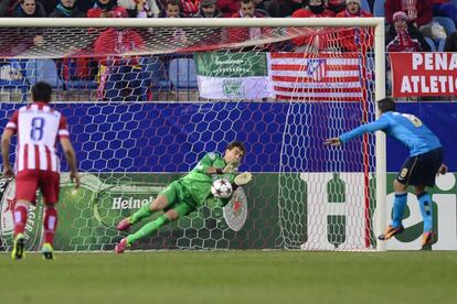 Aranzubía detiene un penalti.