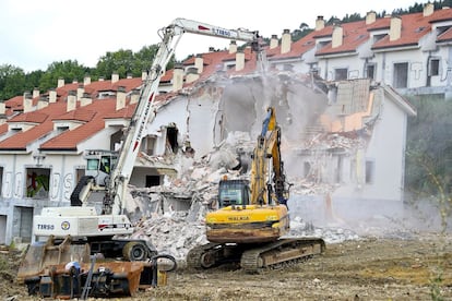 Los jueces estimaron los recursos presentados por la asociación ecologista ARCA y por el Gobierno de Cantabria, anularon el planeamiento de la zona y ordenaron el derribo de todo lo construido. El Supremo confirmó en 2012 las sentencias condenatorias y ratificó la orden de demolición de las 214 viviendas.