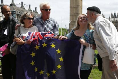 Un hombre besa a una mujer en una cadena de besos organizada por activistas favorables a la permanencia, en la Plaza del Parlamento en Londres.