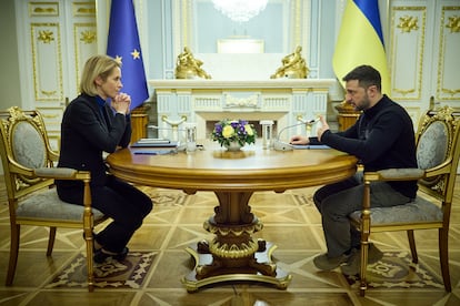 Kaja Kallas, alta representante de la Unión Europea para Asuntos Exteriores y Política de Seguridad, en Kiev con el presidente ucranio, Volodímir Zelenski, este domingo. 