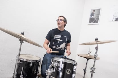 En la foto, Íñigo Iribarne (43 años), tocando la batería en su escuela, en la zona de Quintana.
Madrid, 2020.