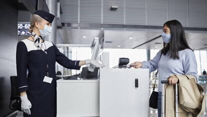 Personal de tierra de Finnair con mascarilla y guantes.