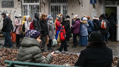 Refugiados ucranios, en una cola para recibir comida en Cracovia (Polonia), el viernes.