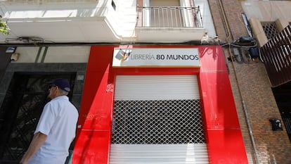 Librería 80 mundos, con el cierre echado durante el descanso del mediodía.