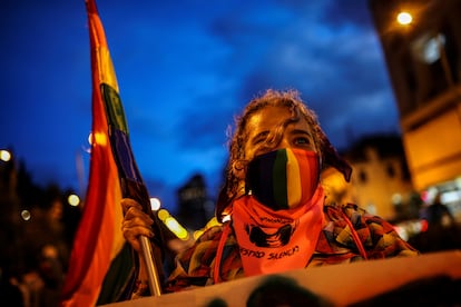 Una manifestante durante una protesta contra los asesinatos de las personas transgénero en Colombia, en Bogotá, Colombia 3 de julio de 2020.