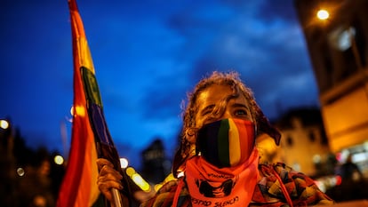 Una manifestante durante una protesta contra los asesinatos de las personas transgénero en Colombia, en Bogotá, Colombia 3 de julio de 2020.