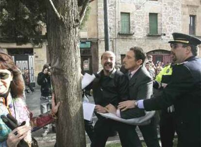 Varios ciudadanos protestan durante el homenaje a Unamuno en Salamanca.