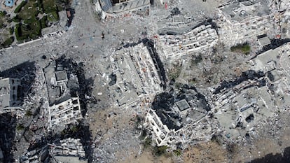 Los edificios residenciales, destruidos por los ataques israelíes durante el conflicto, en el sur de la ciudad de Gaza, este domingo.