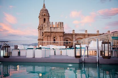 La terraza del Hotel Molina Lario es perfecta para disfrutar de una tarde de charla y picoteo.