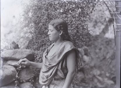 Fotografia de uma mulher. A Dra. Martha Cuevas, representante do INAH na aliança, disse terça-feira em uma entrevista em El Palenque que "é o primeiro registro profissional de muitos sítios arqueológicos. É a matéria-prima com a qual trabalhamos".