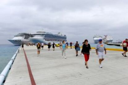 Pasajeros de dos cruceros desembarcan en el puerto mexicano de Puerta Maya, en la isla caribeña de Cozumel.