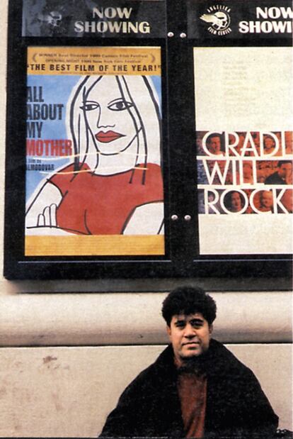 Pedro Almodóvar, junto al cartel de <i>Todo sobre mi madre </i> en un cine estadounidense. La cinta logró el Oscar a la mejor película extranjera.