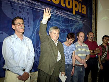 La ejecutiva de Aralar, ayer en la clausura del congreso constituyente, celebrado en Vitoria. A la izquierda, Julen Madariaga, uno de los fundadores de ETA. A su lado, Patxi Zabaleta saludando a los asistentes.