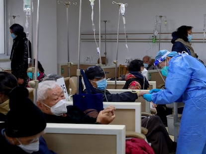 Un sanitario ayudaba el día 5 a un paciente con el goteo intravenoso en una institución de salud comunitaria en Shanghái.