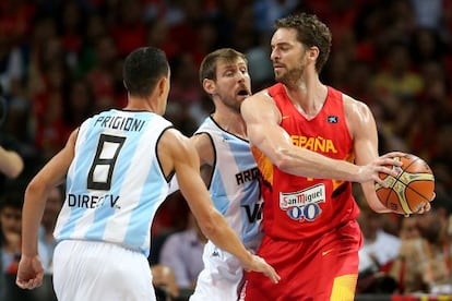 Pau Gasol busca el pase ante Nocioni