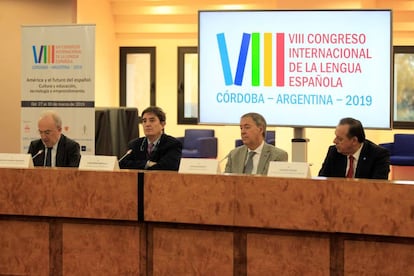 El director de la RAE, Santiago Muñoz Machado; el director del Instituto Cervantes, Luis García Montero; el gobernador de la provincia de Córdoba, Juan Schiaretti, y el secretario de Turismo de Argentina, Gustavo Santos (de izquierda a derecha), durante la presentación del VIII Congreso de la Lengua Española.