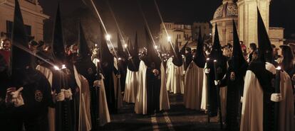 Nazarenos de La Esperanza de Triana durante su procesión.