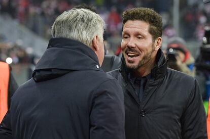 Carlo Ancelotti saluda a Diego Simeone, antes del encuentro que enfrenta la noche del 6 de Diciembre de 2016 a sus equipos.