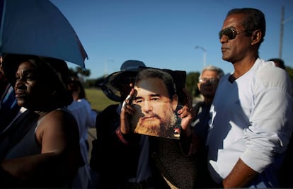 Varias personas esperan su turno para rendir homenaje la líder cubano Fidel Castro en la plaza de la Revolución en La Habana (Cuba), el 28 de noviembre de 2016. 