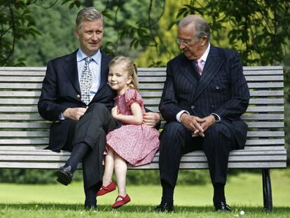 17 de junio de 2008, el príncipe de Bélgica Felipe (i), junto a su hija Elisabeth y el rey Alberto II de Bélgica en una foto oficial en el Palacio Real de Laeken en Bruselas.