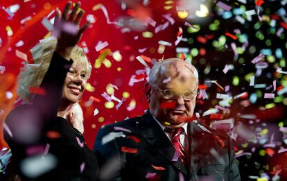 Irina Virganskaya junto a su padre durante el final de la Gala Gorby 80.