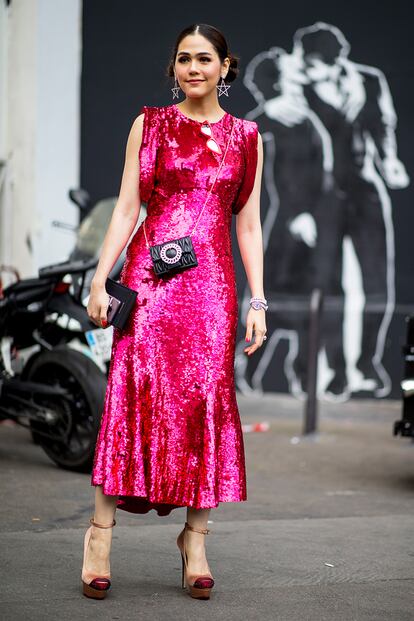 ¿Vestido rosa de lentejuelas para el día? En París, sí.