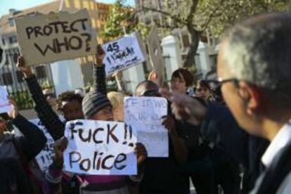 Manifestantes protestando en Ciudad del Cabo el pasado día 17 por la muerte de 34 mineros por disparos de las fuerzas de seguridad en los disturbios ocurridos la víspera en una mina de Marikana (Sudáfrica).
