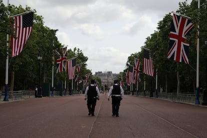 Agentes de la policía hacen guardia en el palacio de Buckingham durante la visita del presidente de Estados Unidos, Donald Trump.
