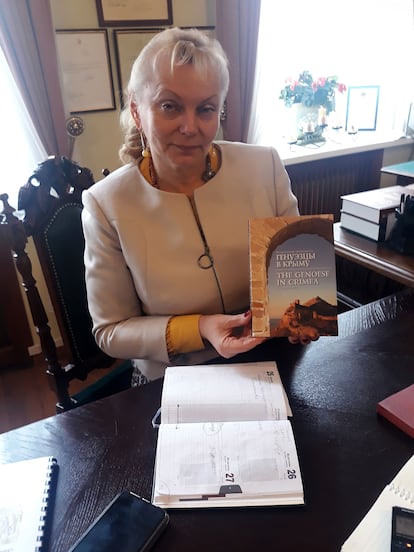 Nelia Kukovalska, directora de la Zona de Preservación de Santa Sofia de Kiev, muestra un libro sobre las fortalezas de Crimea realizado por estudiosos de su departamento, en octubre de 2019. Foto: Pilar Bonet