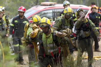 Miembros del dispositivo de lucha contra el incendio de Artana, Castell&oacute;n.