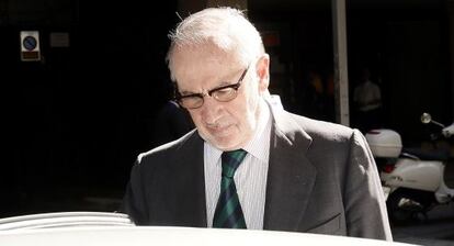 L'exvicepresident Rodrigo Rato surt de casa seva a Madrid.