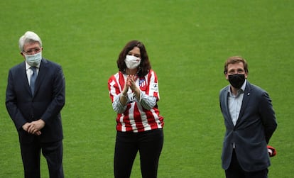 El presidente del Atlético de Madrid Enrique Cerezo, la presidenta de la Comunidad de Madrid Isabel Díaz Ayuso y el alcalde de Madrid José Luis Martínez-Almeida en el Wanda Metropolitano, en Madrid, donde los rojiblancos celebran el título de campeón de Liga.