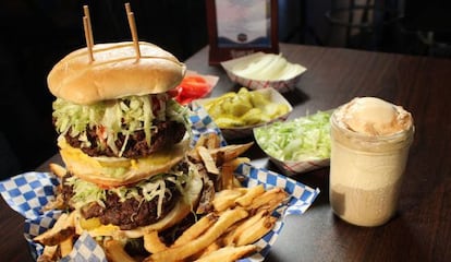 Hamburguesa, patatas fritas y salsas