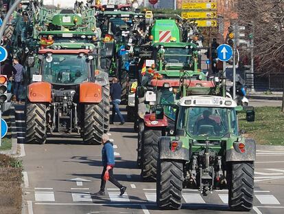 Medio centenar de agricultores y ganaderos han protagonizado este viernes en Valladolid una protesta para "hacer ver" los problemas del campo.