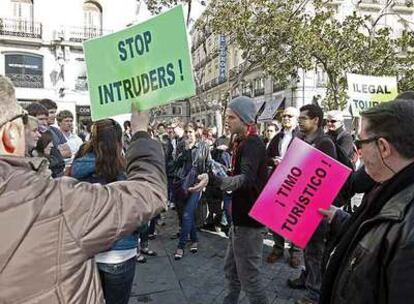 Guías turísticos protestan en la Puerta del Sol contra el intrusismo profesional en el sector.