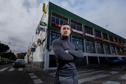 Carlos Ruiz (Madrid, 1997), luchador profesional para la WWE, posa para ICON frente al gimnasio en donde solía entrenar de niño, en el barrio de Entrevías al sur de Madrid.