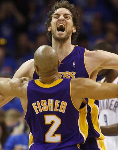 Gasol celebra un punto con su compañero de equipo Fisher