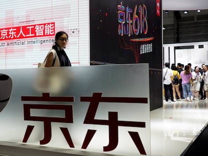 Logo de JD.com en la feria tecnológica CES, de Shanghai. 