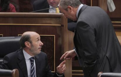 El ministro del Interior, Alfredo Pérez Rubalcaba, conversa el portavoz del PNV, Josu Erkoreka, en el Congreso de los Diputados. 