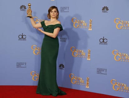 Rachel Bloom posa con su premio a mejor actriz de televisión en la categoría de comedia por su papel en 'Crazy Ex-Girlfriend'.