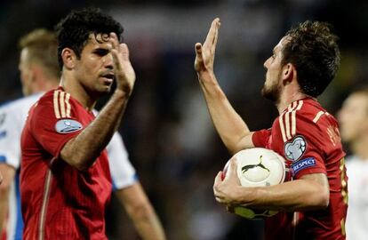 Costa y Alc&aacute;cer celebran un gol en Luxemburgo.