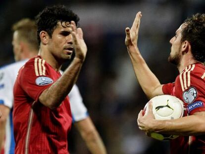 Costa y Alc&aacute;cer celebran un gol en Luxemburgo.