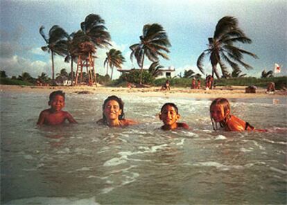 PLAYA DE GUANABO, La Habana (Cuba). Elsa Ferreira (Sevilla), de 30 años (una amiga la fotografió junto a tres niños).