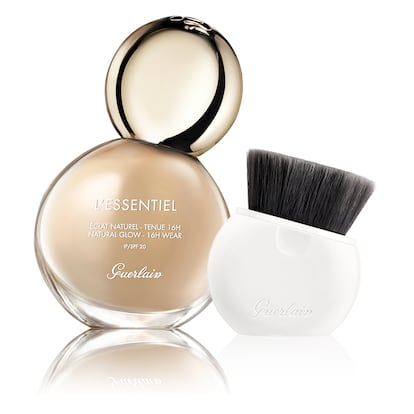 Formulada con un 97% de ingredientes naturales como el extracto de alga marina roja y de la goma de Tara (protegen de la contaminación) y del grano de cacao blanco (hidrata y defiende de la luz azul), L'Essentiel de Guerlain (55,95 € en Sephora) se fija durante 16 horas. El acabado mejora con el uso gracias a los activos de tratamiento.